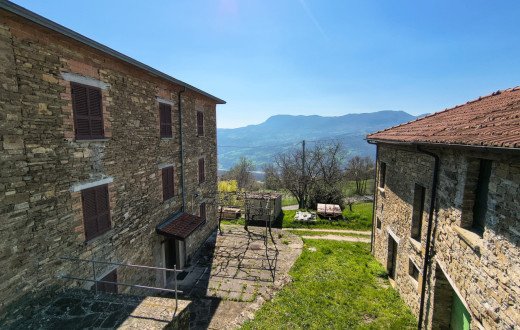 Porzione di casa con giardino