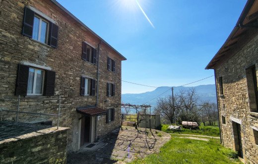 Porzione di casa con giardino